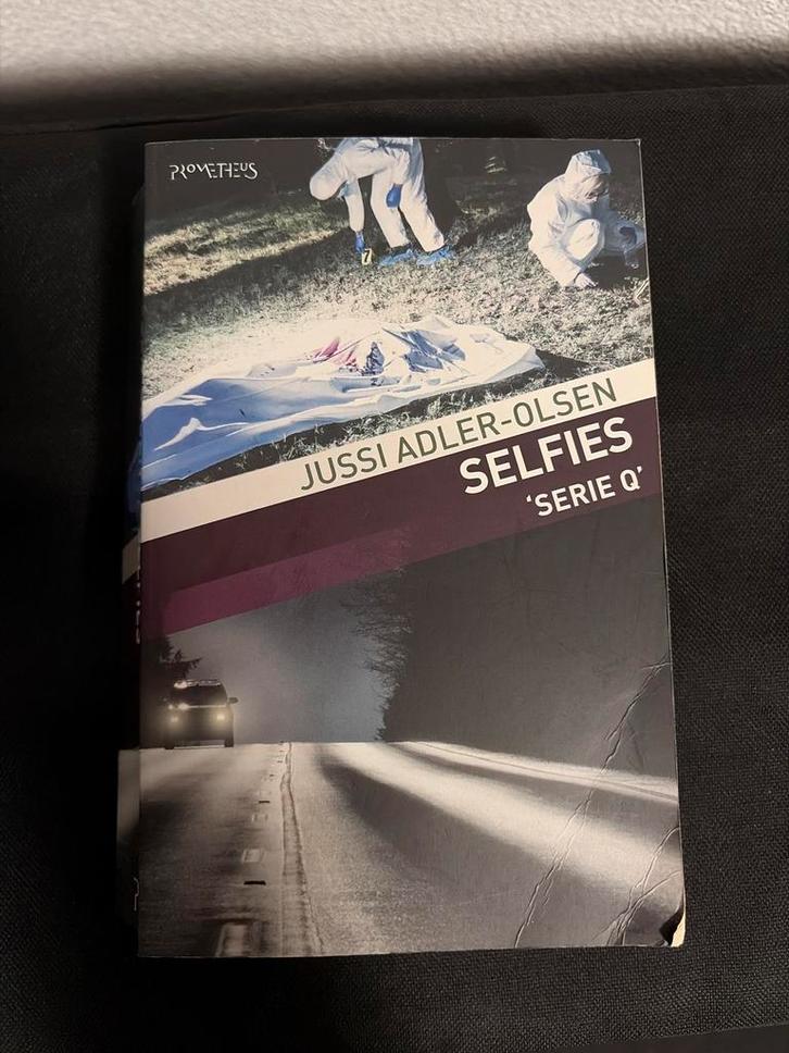 Selfies - Jussi Adler-Olsen (Serie Q), Boeken, Detectives, Zo goed als nieuw, Ophalen of Verzenden