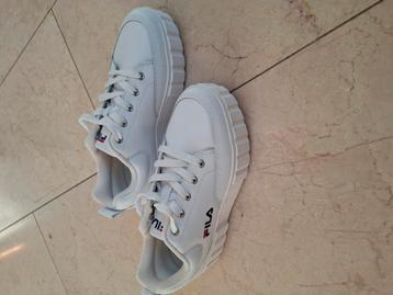 Nieuwe ongedragen witte fila sneakers mt 38, dikke zool beschikbaar voor biedingen