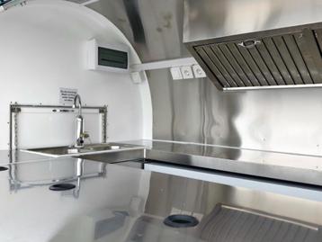 Foodtruck verkoopwagen met koelwerkbank en afzuigkap. beschikbaar voor biedingen