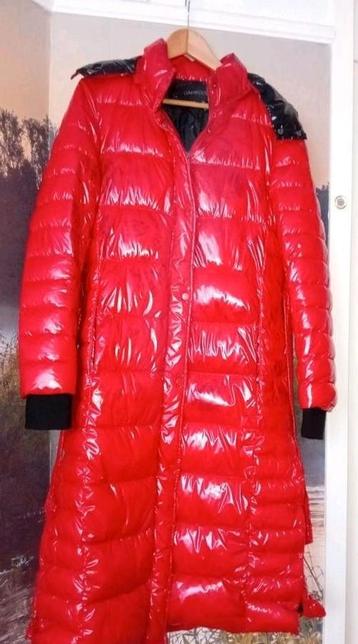 Fel rode lange lak jas maat l beschikbaar voor biedingen
