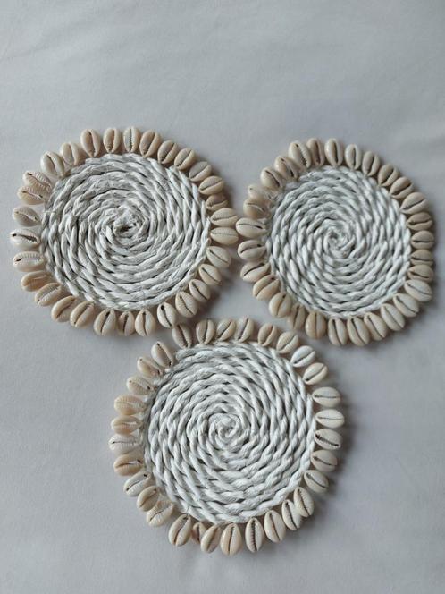 Witte Rotan onderzetters met schelpen 3 voor 9,95, Huis en Inrichting, Woonaccessoires | Onderzetters, Nieuw, Glas of Kopje, Verzenden