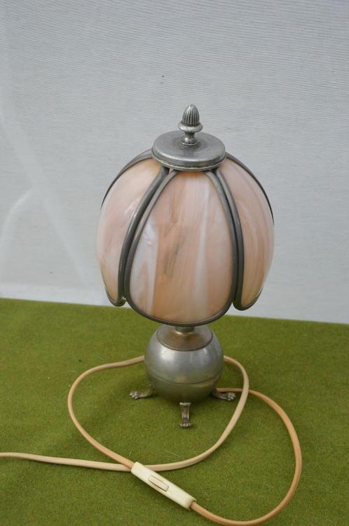 Oud tafellampje glas in lood, tinnen armatuur met 4 pootjes, Huis en Inrichting, Lampen | Tafellampen, Gebruikt, Minder dan 50 cm