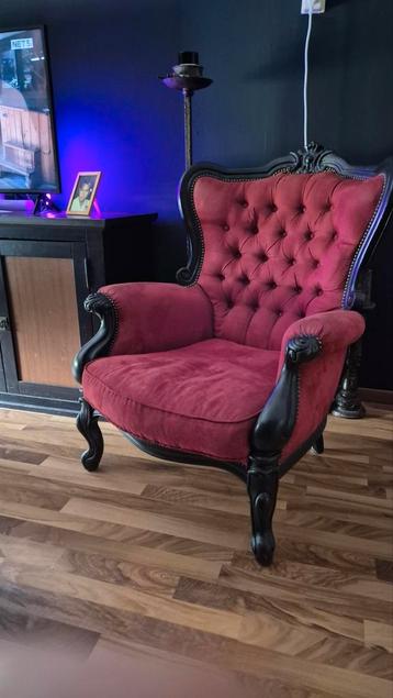 Rode ruime fauteuil beschikbaar voor biedingen