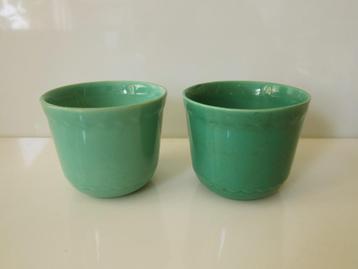 2 vintage bloempotjes, zeegroen met 'n golfje en 8 cm hoog beschikbaar voor biedingen