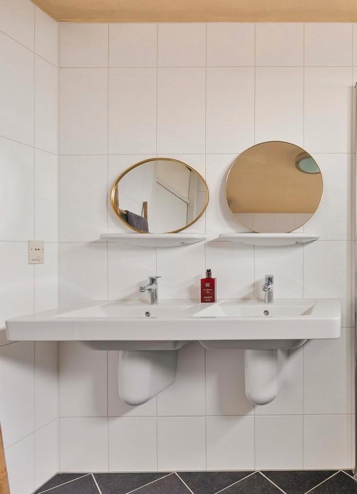 Dubbel wastafel met Hans Grohe kranen, Huis en Inrichting, Badkamer | Badkamermeubels, Gebruikt, Wasbak of Wastafel, Minder dan 100 cm