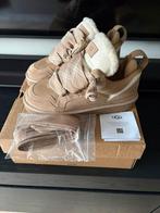 Ugg Lowmel Sand 40, Kleding | Dames, UGG, Beige, Nieuw, Ophalen of Verzenden