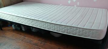 Gratis Bed met ijzeren veren bodem