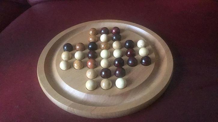 Bordspel Solitair Hout  Design nieuwstaat 24 cm.  Ophalen!!, Hobby en Vrije tijd, Gezelschapsspellen | Bordspellen, Zo goed als nieuw