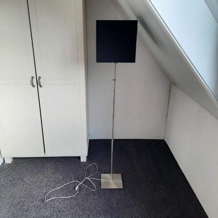 Vloerlamp met zwarte kap hoogte 156 cm, Huis en Inrichting, Lampen | Vloerlampen, Gebruikt, 150 tot 200 cm, Metaal, Stof, Ophalen