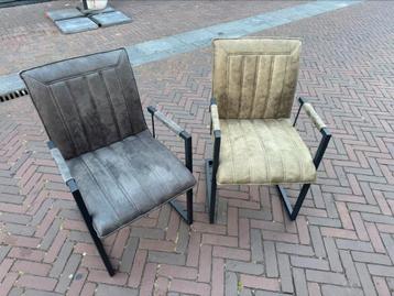 2 stoelen met kunstof en metaal beschikbaar voor biedingen