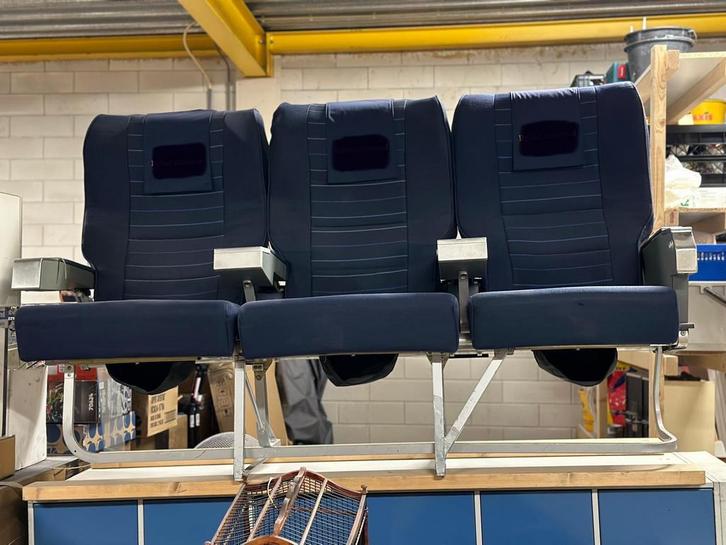 Vliegtuigstoelen- rij van drie, Huis en Inrichting, Stoelen, Gebruikt, Drie, Blauw, Ophalen