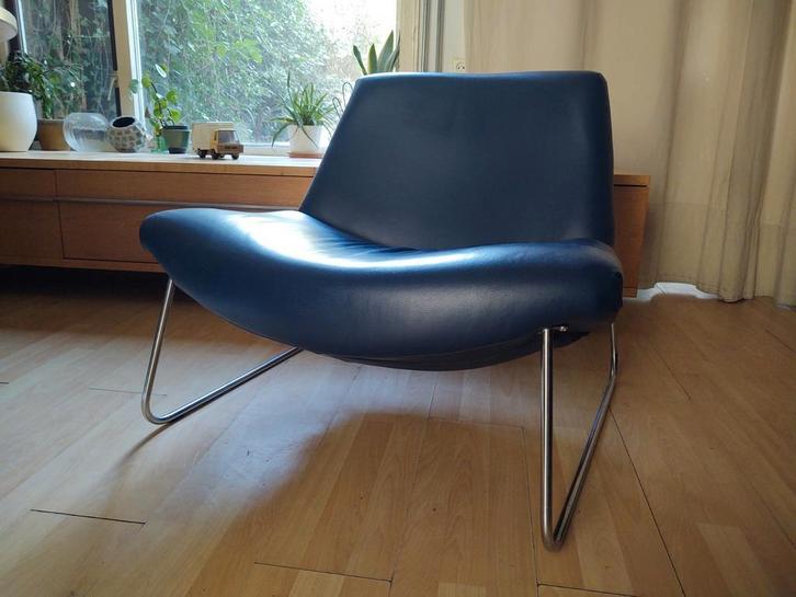 Dyyk Cielo fauteuil / blauw leren stoel / leder, Huis en Inrichting, Fauteuils, Gebruikt, Leer, Metaal, 50 tot 75 cm, 75 tot 100 cm