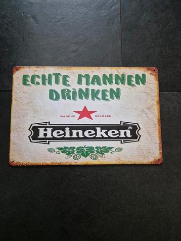 Echte mannen drinken Heineken reclamebord beschikbaar voor biedingen