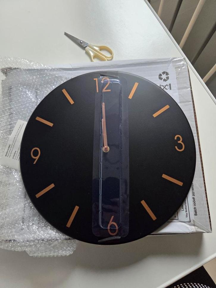 Zwart/Rosé Gouden Wandklok - Stijlvol Design, Huis en Inrichting, Woonaccessoires | Klokken, Nieuw, Wandklok, Analoog, Ophalen of Verzenden