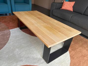 Houten salontafel met metalen poten beschikbaar voor biedingen