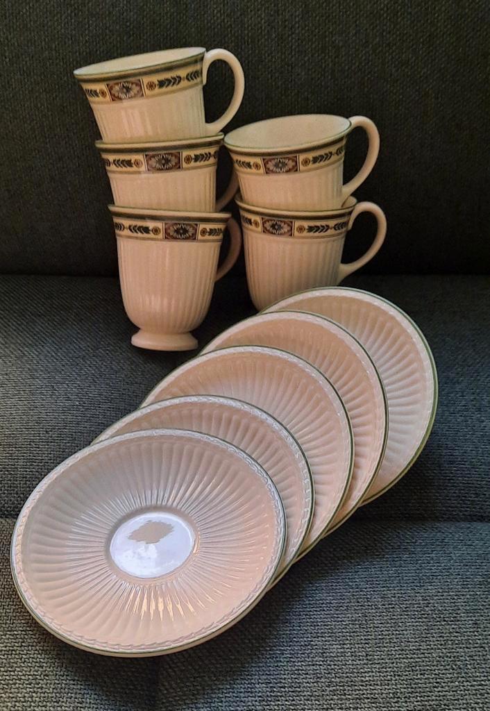 Wedgwood, Carlton: 5 kop en schotels, Huis en Inrichting, Keuken | Servies, Zo goed als nieuw, Kop(pen) en/of Schotel(s), Wedgwood