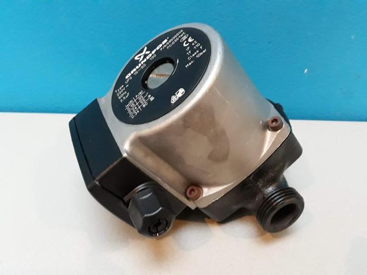 Cv pomp Grundfos UPS 15-50 130, Doe-het-zelf en Verbouw, Verwarming en Radiatoren, Gebruikt, Cv-ketel of Combi-ketel