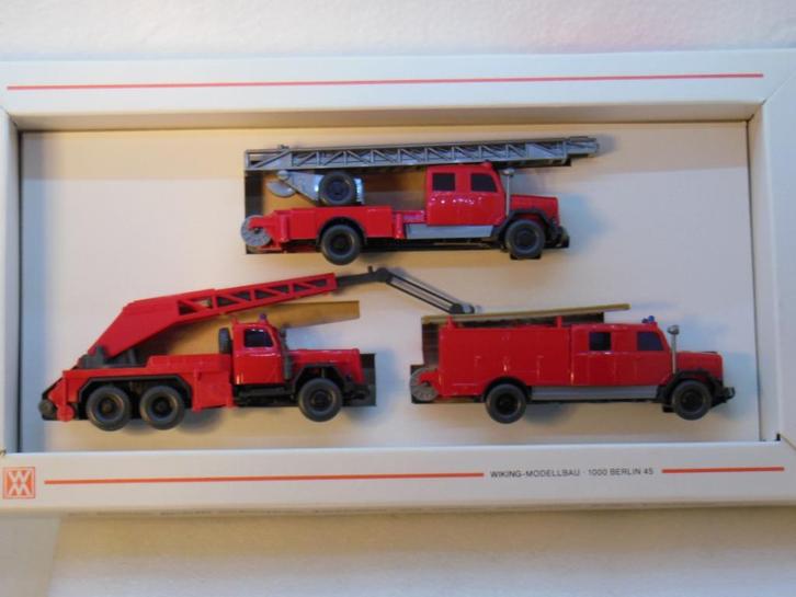 WIKING = 3 x BRANDWEER  1:87 in Promotie  doos, Hobby en Vrije tijd, Modelauto's | 1:87, Zo goed als nieuw, Bus of Vrachtwagen