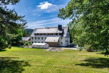 Groot Hotel/Hostel, met 7000m2 eigen grond in Duitsland.