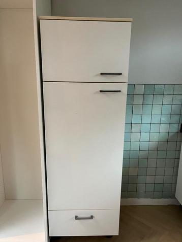 Keukenkast met ruimte voor inbouw koelkast beschikbaar voor biedingen
