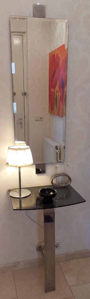 Wand spiegelcombinatie met glazen blad beschikbaar voor biedingen