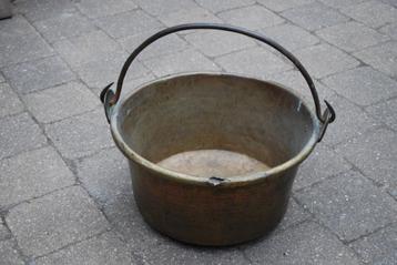 Koperen ketel met hengsel beschikbaar voor biedingen