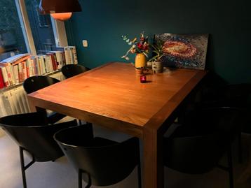 Eettafel teakhout 140x140cm, 8 persoons + tafelzeil + lakens beschikbaar voor biedingen
