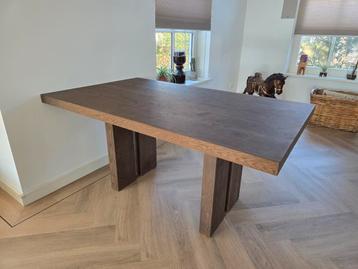 Zeer nette massieve eikenhouten eettafel beschikbaar voor biedingen