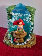 Disney Showcase Ariel Kleine Zeemeermin op rots geeft licht, Verzamelen, Ophalen of Verzenden, Pocahontas of Kl. Zeemeermin, Zo goed als nieuw