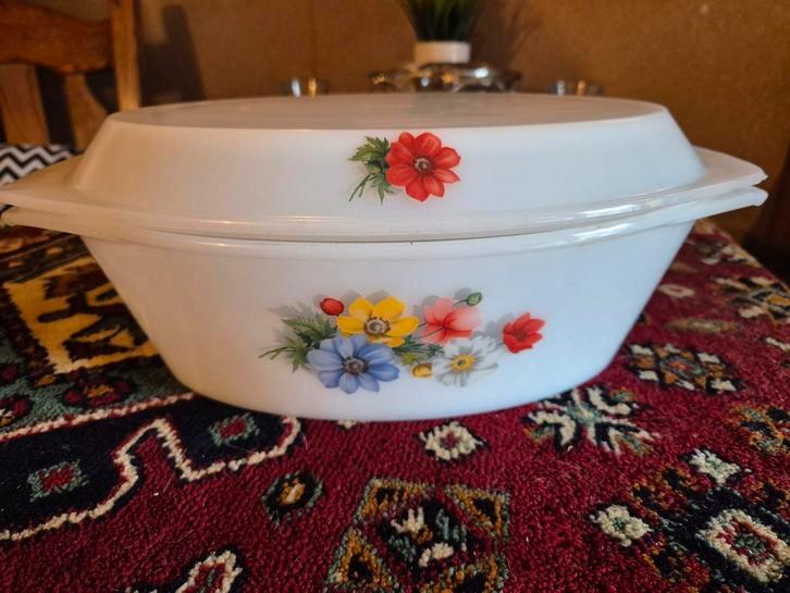 Arcopal France Ovenschaal met Deksel - Bloemenprint, Antiek en Kunst, Antiek | Servies los, Ophalen of Verzenden