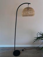 Staande rotan/boho lamp kwantum, Huis en Inrichting, Lampen | Vloerlampen, Ophalen, Zo goed als nieuw