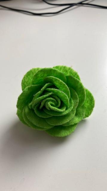 Vilten groene roos - bloem broche beschikbaar voor biedingen