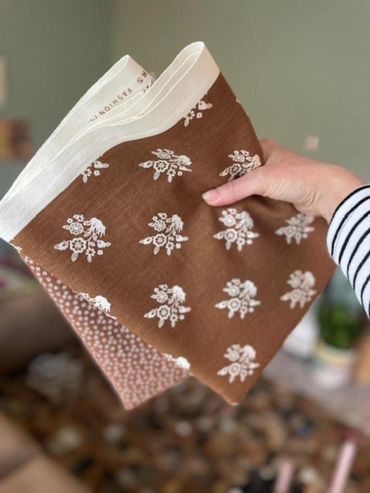 Stoffen bruin bloemetjes retro vintage jaren 70, Hobby en Vrije tijd, Stoffen en Lappen, Nieuw, Katoen, 120 cm of meer, 200 cm of meer