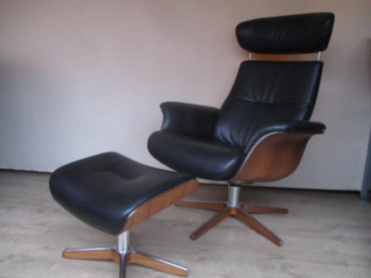 ALGEHELE NIEUWSTAAT Conform Time Out + hocker zwart leer L, Huis en Inrichting, Fauteuils, Zo goed als nieuw, Hout, Leer, Metaal