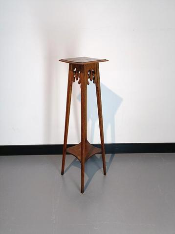 Antieke plantentafel pied de stal beschikbaar voor biedingen