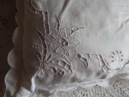 Kussentje 40x40 cm van richelieu handwerk met binnen kussen., Huis en Inrichting, Woonaccessoires | Kussens, Gebruikt, Wit, Vierkant