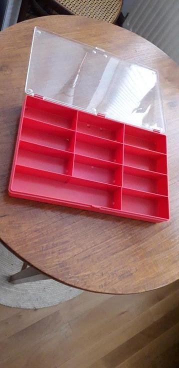 Plastic sorteer- en opbergkist beschikbaar voor biedingen