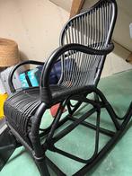 Zwarte rotan schommelstoel, Ophalen