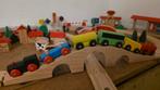 Heel veel houten treinspoor+treintjes, autootjes enz., Kinderen en Baby's, Speelgoed | Houten speelgoed, Ophalen of Verzenden