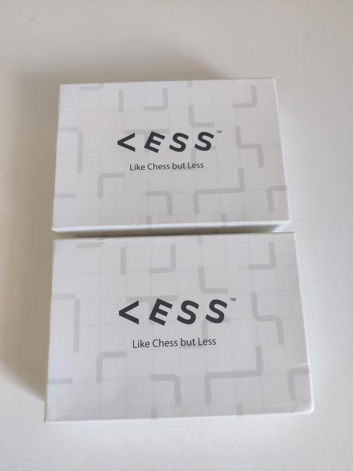 Less - Like Chess but Less - Bordspel, Hobby en Vrije tijd, Gezelschapsspellen | Bordspellen, Zo goed als nieuw, Een of twee spelers