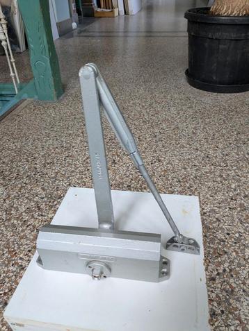 Dorma deurdranger kort gebruikt beschikbaar voor biedingen