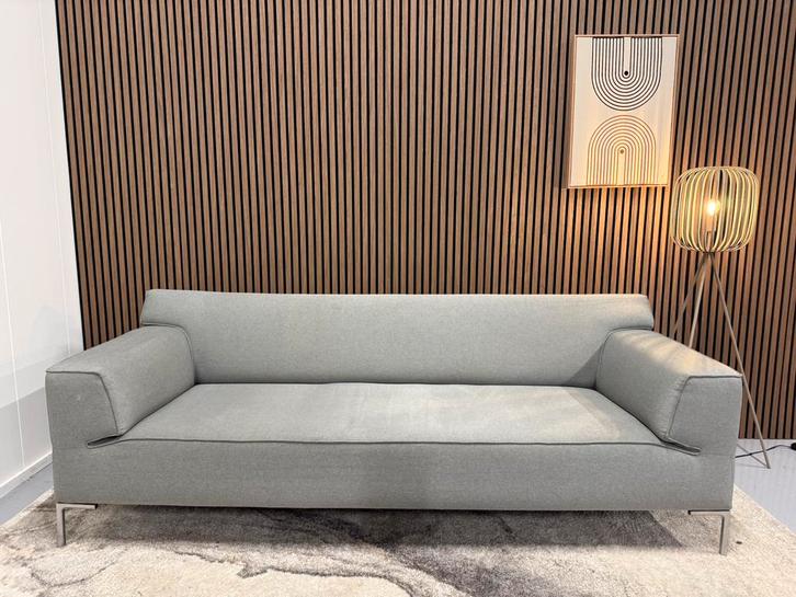 Design on Stock bank - Bloq - grijs - 4zits - nette staat, Huis en Inrichting, Banken | Bankstellen, Zo goed als nieuw, Rechte bank