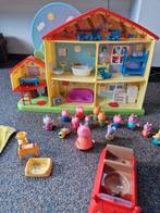Peppa Pig speelhuis+auto+turnset+vingerpopjes=Compleet!, Ophalen of Verzenden, Zo goed als nieuw, Kunststof