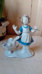 Beeldje Meisje met een gans, Verzenden, Zo goed als nieuw, Mens