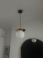 Hanglamp met witte bol en gouden rand, Huis en Inrichting, Lampen | Hanglampen, Ophalen of Verzenden, Zo goed als nieuw, Glas