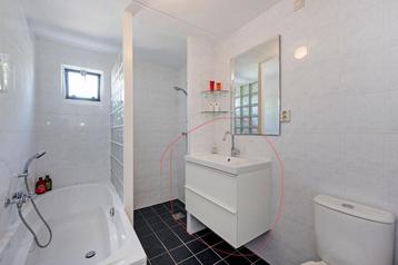 Witte badkamer wastafel met kraan en 2 lades  beschikbaar voor biedingen