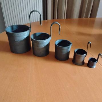 Oude tinnen maatbekers  beschikbaar voor biedingen