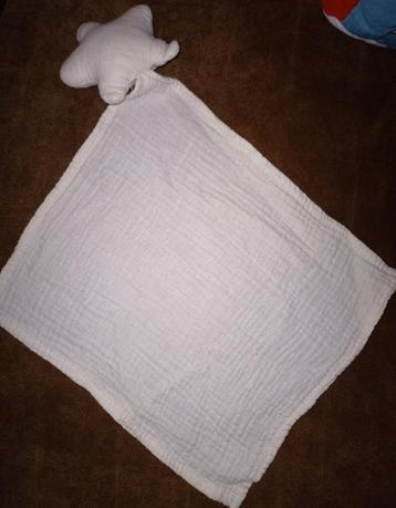 Witte katoenen hydrofiel knuffeldoek met ster. beschikbaar voor biedingen