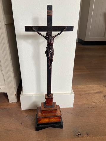 Oud hout uitgesneden kruis crucifix beschikbaar voor biedingen
