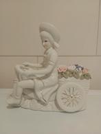 Sierlijk porselein figuur op bloemrijke kar, Verzamelen, Beelden en Beeldjes, Ophalen, Zo goed als nieuw, Mens